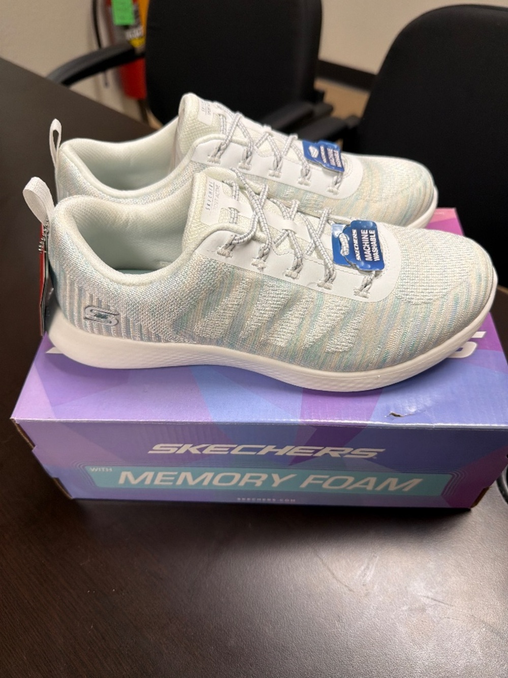 Skechers white women’s sneakers size 8 wide
